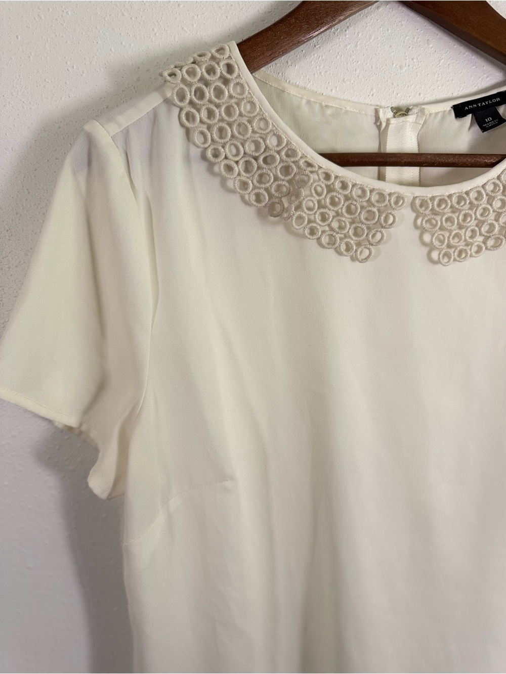 Ann Taylor Ivory Embroidered Circle Collar Blouse Short Sleeve Size 10